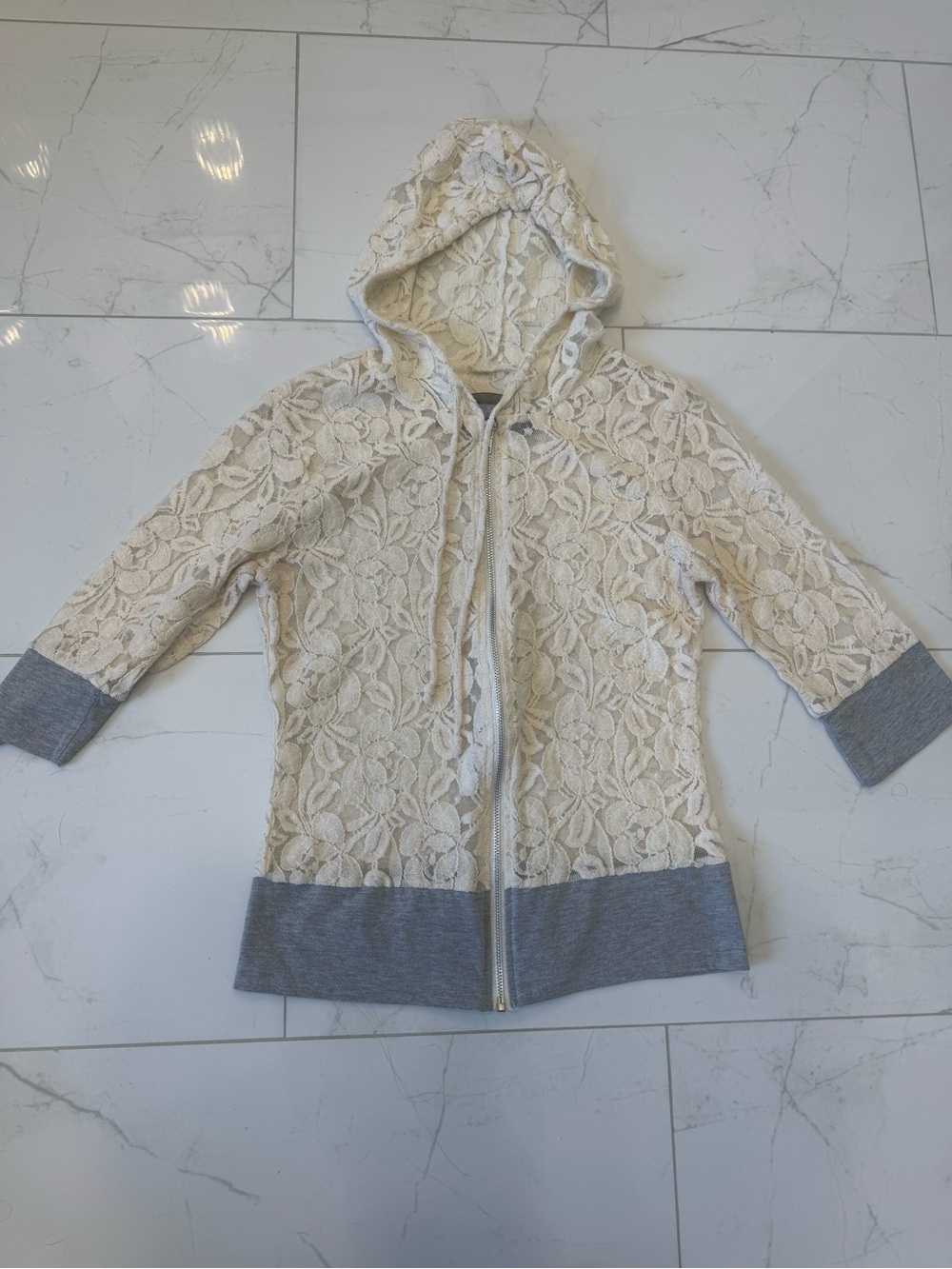 Day trip by Buckle lace hoodie
